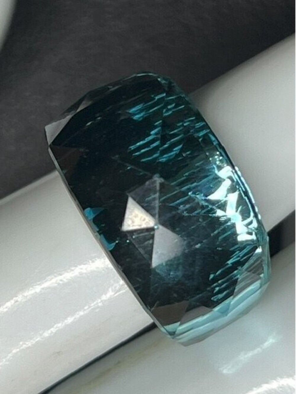 B7568 Swarovski Nirvana Faceted Crystal Band Ring Size 6 teal Blue Statement